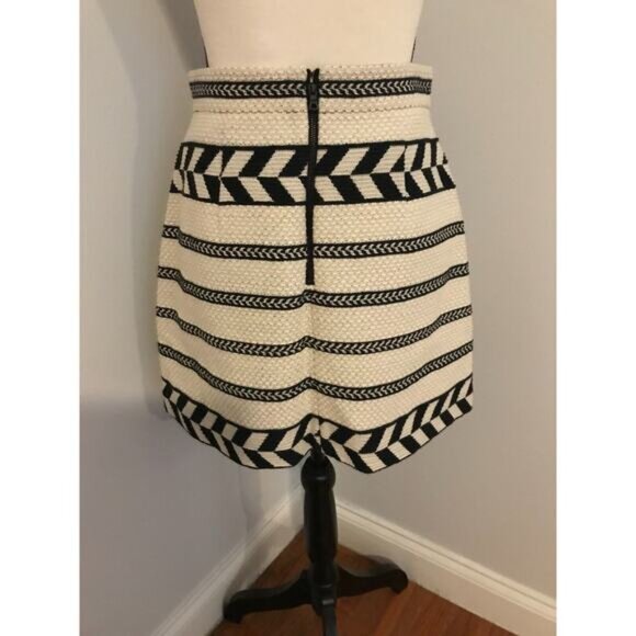 Alice + Olivia Daysi Layered Woven Aztec Black/Cream Print Mini Skirt - Size 6 - Picture 3 of 9
